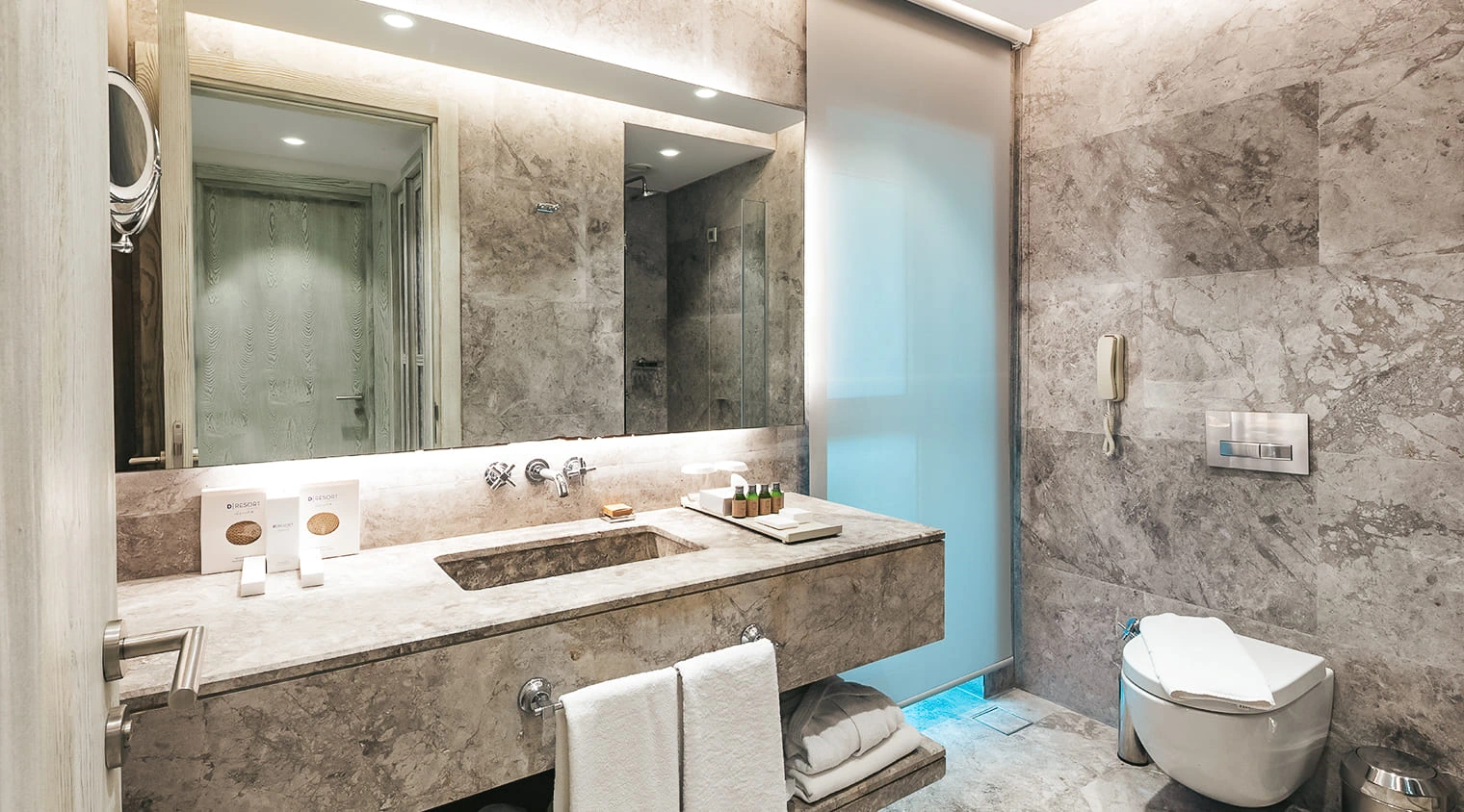 D Resort Ayvalık Deniz Manzaralı Bungalov terası ve deniz panoraması